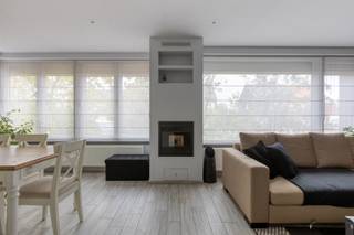 <h2><span>IN OPTIE</span></h2><h2><span><br /></span></h2><h2><span>Instapklare open bebouwing met zonnepanelen, vernieuwde badkamer en zuidwestgericht terras op perceel van 8a77ca</span></h2><p><span>Welkom in deze </span><span>prachtige, instapklare open bebouwing</span><span> met een </span><span>bewoonbare oppervlakte van 189 m² (BVO)</span><span>, gelegen op een ruim </span><span>perceel van 8a77ca</span><span>. Deze </span><span>energiezuinige en deels gerenoveerde eengezinswoning</span><span> combineert hedendaags wooncomfort met een uitstekende ligging nabij alle voorzieningen, de E313, scholen, winkels en openbaar vervoer.</span></p><h3><span>Indeling en comfort</span></h3><p><span>Bij het binnenkomen in de </span><span>ruime inkomhal</span><span> krijgt u meteen een gevoel van licht en ruimte. De woning werd de afgelopen jaren met oog voor detail vernieuwd en afgewerkt met </span><span>kwalitatieve materialen</span><span>.</span></p><p><span>De </span><span>leefruimte</span><span> met </span><span>gezellige inbouwcassette</span><span> bestaat uit een lichtrijke </span><span>zithoek en eethoek</span><span> en sluit naadloos aan op de </span><span>volledig ingerichte keuken</span><span>. Deze is voorzien van een </span><span>inductiekookplaat, oven, dampkap, vaatwasmachine</span><span> en </span><span>ruime kastruimte</span><span>. De keuken is via een </span><span>stijlvolle glazen deur</span><span> afgescheiden van de leefruimte en biedt een mooi </span><span>zicht op de tuin</span><span>. Vanuit de keuken is er ook </span><span>toegang tot de kelderverdieping</span><span>, bestaande uit een </span><span>volledige kelder met CV-ruimte, bergkelder en kruipkelder</span><span>.</span></p><p><span>De </span><span>nachthal</span><span> leidt naar drie comfortabele </span><span>slaapkamers</span><span>, elk voorzien van </span><span>laminaatvloer</span><span>. De </span><span>vernieuwde badkamer</span><span> beschikt over een </span><span>ligbad met douchemogelijkheid</span><span>, modern badkamermeubel en een </span><span>aparte toilet</span><span> in de nachthal.</span></p><p><span>Verder is er een </span><span>praktische wasplaats/berging</span><span>, ideaal voor extra opbergruimte en huishoudtoestellen.</span></p><h3><span>Buitenruimte</span></h3><p><span>Achteraan bevindt zich een </span><span>ruim verhoogd terras</span><span>, volledig </span><span>zuidwest georiënteerd</span><span> en over de </span><span>volle breedte van de woning</span><span>, ideaal voor gezellige zomeravonden of familiebarbecues met een prachtig zicht op de </span><span>volledig omheinde tuin</span><span>.</span></p><p><span>De oprit is </span><span>volledig geklinkerd</span><span> en biedt </span><span>extra parkeermogelijkheid</span><span> voor meerdere wagens. Achteraan bevindt zich een </span><span>vrijstaande garage met berging</span><span> en bijkomende </span><span>buitenbergingen</span><span>.</span></p><h3><span>Technische kenmerken en energie</span></h3><p><span>Deze woning is </span><span>energiezuinig</span><span> dankzij:</span></p><ul><li><span>EPC-label C (score: 273 kWh/m² UC: 3270159)</span></li><li><span>Conforme elektriciteitskeuring</span></li><li><span>Zonnepanelen met 3 thuisbatterijen</span></li><li><span>CV-installatie op aardgas en vernieuwde leidingen</span></li><li><span>Plafonds met geïntegreerde LED-verlichting</span></li><li><span>PVC-ramen met dubbele beglazing (vernieuwd in 2013)</span><span>, voorzien van </span><span>rolluiken</span></li></ul><p><span>De woning is perfect onderhouden en </span><span>instapklaar</span><span> ideaal voor gezinnen die comfortabel en zorgeloos willen wonen.</span></p><h3><span>Besluit</span></h3><p><span>Deze </span><span>degelijk gebouwde en recent vernieuwde open bebouwing</span><span> combineert </span><span>energiezuinig wonen, hedendaags comfort en een gunstige ligging</span><span>. De woning is perfect voor wie op zoek is naar </span><span>een instapklaar huis met karakter, ruimte en een mooie tuin</span><span>.</span></p><p><span>Laat deze kans niet voorbijgaan en ontdek zelf de charme en het comfort van deze prachtige woning!</span></p><p><span> </span></p><p><span>Voor meer informatie of het aanvragen van een bezoek contacteer Lindsey Swennen tel. 0493 50 10 78</span></p><p><span> </span></p><p><span> </span></p>