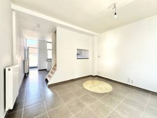 Knusse woning, gerenoveerd in 2016, instapklaar, gelegen op een centrale ligging nabij alles wat men nodig heeft; Indeling: apart inkom, woonkamer...