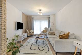 Instapklaar huis te koop in Ieper in de Ligywijk 114. Dit halfopen huis heeft twee slaapkamers, een parkeerplaats en aangelegde tuin. Uitermate geschikt voor wie wil wonen in een rustige wijk dichtbij het centrum van Ieper. De woning werd recent gerenoveerd en heeft vernieuwde technieken en inrichting. De woning heeft zonnepanelen met een thuisbatterij. Bij plaatsen dakisolatie krijgt de woning een EPC C label!INDELINGGelijkvloers: Ruime inkomhal met vestiaire - open woonkamer in U-vorm met bureauhoek, eetplaats met ingebouwde kasten, ruime open leefkeuken en gezellige zithoek - berging (aansluiting aanwezig voor extra toilet) - wasplaats met aansluiting voor wasmachine en droogkast en rechtstreekse toegang tot de tuin - gelijkvloerse badkamer met inloopdouche, lavabomeubel, toilet en aansluiting voor ligbad - aangelegde tuin met terras, tuinberging en uitweg naar de straat - parkeerplaats naast de woning.Eerste verdieping: Nachthal - twee slaapkamers.TROEVEN- Rustig gelegen nabij het centrum - Perceel 275m²- Vernieuwd- Dubbele beglazing - Zonnepanelen met thuisbatterij- Nieuwe CV ketel- Vernieuwde elektriciteit- Bij isoleren dak EPC C label!De eigendom wordt aangeboden via de Pre-sale formule. Op 22/11/2025 tussen 10:00 en 12:00 kan u de woning op afspraak komen bezichtigen en een bod uitbrengen. De vermelde prijs is een instelprijs. Voor meer info, gelieve contact op te nemen met de dossierverantwoordelijke.Dit pand is onderworpen aan de renovatieverplichting van de Vlaamse overheid voor residentiële gebouwen (behoudens bij sloop binnen 5 jaar na de aankoop). Consulteer voor meer informatie de website van het Vlaams Energie- en Klimaatagentschap via https://www.vlaanderen.be/een-woning-kopen/renovatieverplichting-voor-residentiele-gebouwen