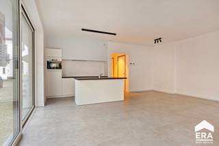 nstapklaar nieuwbouw appartement, gelegen op het gelijkvloerse in een kleinschalige residentie op de markt van Wingene.<p><br /></p><p>Perfecte ligging op de markt van Wingene, met alle voorzieningen op wandelafstand.</p><p>Hoogwaardig afgewerkt appartement, met mogelijkheid tot aankopen van de garage.</p><p><strong>Ook ideaal als investering.</strong></p><p><br /></p><p><strong><u>INDELING:</u></strong></p><p>Inkomhal, nachthall, 2 slaapkamers, badkamer (inloopdouche en dubbele lavabo), apart toilet, berging met aansluiting voor wasmachine, zeer lichtrijke woonkamer, open keuken met eiland voorzien van alle comfort en toestellen (oa. vaatwas, frigo, combi oven enz.), overdekt terras (mogelijkheid plaatsen van terras afscheiding).</p><p><br /></p><p>Garages bevinden zich op het gelijkvloerse met elektrische poort (Optioneel, prijs: 30.000 euro excl. btw en kosten).</p><p><br /></p><p><strong><u>PLUSPUNTEN:</u></strong></p><p>- Direct vrij bij akte (nieuwbouw)</p><p>- Mogelijkheid om aan te kopen aan 6% BTW (ipv 21%)</p><p>- Gelegen op de markt van Wingene (alles op wandelafstand)</p><p>- Ideaal als investering</p><p>- ...</p><p>Bel vandaag nog voor meer informatie of een bezoek!</p>