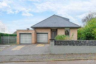 OVERIJSE – Gelegen in een aangename woonwijk, nabij het openbaar vervoer, scholen en belangrijke invalswegen, biedt deze viergevelwoning in uitstekende staat een bewoonbare oppervlakte van +/- 161 m² (volgens EPC), op een perceel van 634 m².<br /><br />Op het gelijkvloers vindt u een inkomhal, een ruime en lichtrijke leefruimte van +/- 49 m² met een volledig uitgeruste open keuken, die toegang biedt tot het terras en de tuin, twee slaapkamers (+/- 10 en 11 m²), een douchekamer, een wasplaats en een garage.<br /><br />Op de eerste verdieping bevinden zich twee bijkomende ruime slaapkamers (+/- 29 en 38 m²), waarvan één met een eigen douchehoek, evenals een apart toilet.<br /><br />Buiten geniet u van een aangename, westelijk georiënteerde tuin en een mooi terras van +/- 50 m², gericht op het zuidwesten, ideaal voor zonnige dagen.<br /><br />EPC C: 241 kWh/(m².jaar). Centrale verwarming op gas. Elektriciteit conform.<br /><br />Dankzij de mooie volumes, de functionele indeling en de uitstekende algemene staat is deze woning ideaal voor een gezin dat op zoek is naar een instapklare woning die comfort combineert met de nabijheid van alle voorzieningen!<br /><br />Meer informatie of een bezoek? Contacteer WE INVEST OVERIJSE op 02/455.20.35 of via e-mail op overijse@weinvest.be !!! Niet-contractuele advertentie, onder voorbehoud van wijzigingen. Afmetingen louter ter indicatie.
