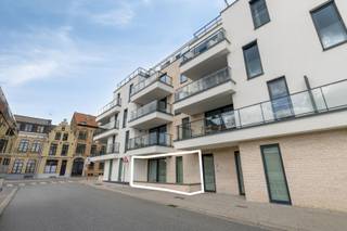 <span><span>In het centrum van <strong>Diksmuide</strong> bevindt zich dit <strong>instapklare appartement met twee slaapkamers</strong>, gelegen op het <strong>gelijkvloers van residentie 'Patersvat'</strong>. Dankzij de gunstige en centrale ligging bevinden winkels, supermarkten, horecazaken en het openbaar vervoer zich op wandelafstand. Dit energiezuinige appartement is ideaal als eigen woonst of als interessante vastgoedinvestering.<br />Het appartement is <strong>volledig afgewerkt en geschilderd</strong>, waardoor u het onmiddellijk kunt betrekken. Via de inkomhal met aansluitende gang bereikt u het apart gastentoilet met handenwasser. De lichtrijke leefruimte omvat een gezellige zithoek, een eetplaats en een volledig ingerichte open keuken, voorzien van alle nodige toestellen. <strong>De hoge plafonds zorgen voor een aangenaam ruimtelijk gevoel en versterken de openheid van de leefruimte.</strong> Vanuit de leefruimte heeft u rechtstreeks toegang tot het <strong>zonnige, zuidgerichte terras van 10,8 m²</strong>, waar u optimaal kunt genieten van de zon en het buitenleven.<br />Verder beschikt het appartement over <strong>twee volwaardige slaapkamers</strong>, een badkamer uitgerust met een douche en een lavabomeubel, en een praktische berging met wasplaats waarin alle technieken netjes zijn ondergebracht.<br /><strong>De residentie beschikt tevens over een gemeenschappelijke fietsenberging. Bijkomend bestaat de mogelijkheid om een autostaanplaats en een afzonderlijke berging aan te kopen, wat zorgt voor extra comfort en bijkomende bergruimte (prijs op aanvraag).</strong><br /><br /><u>Troeven:</u></span></span>
<ul>
<li><span><span>Gelegen op het gelijkvloers;</span></span></li>
<li><span><span>Volledig afgewerkt en geschilderd;</span></span></li>
<li><span><span>Instapklaar en in nieuwstaat;</span></span></li>
<li><span><span>Hoge plafonds met een ruimtelijk gevoel;</span></span></li>
<li><span><span>Zuidgericht terras van 10,8 m²;</span></span></li>
<li><span><span>Twee volwaardige slaapkamers;</span></span></li>
<li><span><span>Praktische berging met wasplaats;</span></span></li>
<li><span><span>Centrale verwarming op aardgas met radiatoren;</span></span></li>
<li><span><span>Gemeenschappelijke fietsenberging;</span></span></li>
<li><span><span>Mogelijkheid tot aankoop van een autostaanplaats en afzonderlijke berging.</span></span></li>
</ul>
<span><span>Bent u op zoek naar een instapklaar appartement met twee slaapkamers op een centrale ligging in Diksmuide, of wenst u te investeren in kwalitatief nieuwbouwvastgoed? Dan biedt deze eigendom een unieke opportuniteit.<br />Interesse? Bel Diksimmo op het nummer <strong>051 50 11 51 </strong>of mail naar diksmuide@diksimmo.be voor meer informatie of een bezoek ter plaatse.</span></span>