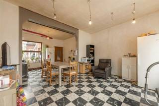 <p><span><strong>KIJKDAG ZA 02/05 | VERDER TE RENOVEREN WONING MET NIEUW DAK EN RAMEN IN HARJTE MEULEBEKE</strong></span><br /><span>Deze verder te renoveren woning is centraal gelegen langs de Tieltstraat in Meulebeke. De woning heeft reeds een volledig nieuw dak, nieuwe verwarming, hoogrendementsbeglazing en leidingen. </span><br /><span>Met een bewoonbare oppervlakte van 167 m² biedt deze woning enorm veel mogelijkheden (handelsruimte, atelier, opslagplaats,...)</span><br /><span>Kijkdag op afspraak zaterdag 2 mei 2026, mail of bel om jouw afspraak vast te leggen.</span></p><p><span><strong>INDELING: </strong></span><br /><span>We komen binnen in de leefruimte met zit-en eethoek met rechtstreekse toegang tot de garage met reeds nieuwe poort en de keuken. Vanuit de keuken is er toegang naar een droge kelder. </span><br /><span>Achteraan bevindt zich hier nog een 2 grote ruimten die ofwel als leefruimtes ofwel als polyvalente ruimte verder gebruikt kan worden. </span><br /><span>Op het verdiep is er een nachthal met toegang tot 2 ruime volwaardige slaapkamers. De badkamer met lavabo, bad en toilet en een derde slaapkamer is toegankelijk vanuit de eerste slaapkamer. </span><br /><span>Vanuit de kleinste slaapkamer is er momenteel toegang naar een ruime geïsoleerde zolder die nog naar eigen believen kan ingericht worden. </span><br /><span>De woning geniet van een zuidoost tuin die volledig afgesloten en ingevolge kindvriendelijk is.</span></p><p><span><strong>TROEVEN: </strong></span><br /><span>- Nieuw dak</span><br /><span>- Nieuwe verwarming</span><br /><span>- Nieuwe ramen</span><br /><span>- Nieuwe leidingen</span></p>