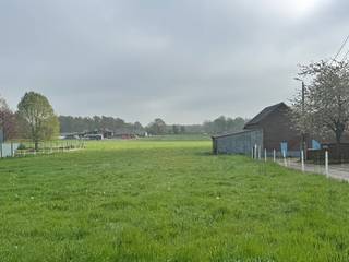<p>In de attenrodestraat worden er 2 moderne villa's opgetrokken (deze zijn enkel gekoppeld door hun garage of carport)<br />Elke villa heeft veel lichtinval, moderne gevelsteen en voldoende bergruimte. Vanuit de leefruimtes heb je een mooi zicht op de tuin. De grote raampartijen zorgen voor een overvloed aan natuurlijk licht. <br />De woningen worden uitgerust met warmtepomp, zonnepanelen, vloerverwarming, e.d. zodat het E-peil <20 zal bedragen!<br />De koper heeft nog inspraak in de afwerking. Verkoop deels onder registratierechten, deels onder 21% BTW.<br />Grondprijs 125.000 euro, constructie waarde 400.000 euro</p>