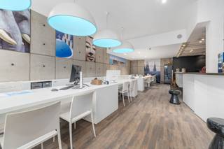 Te koop: instapklaar handelspand met unieke triplex-appartement in het hart van Dendermonde, gelegen in de levendige winkelstraat Oude Vest. Dit pand...