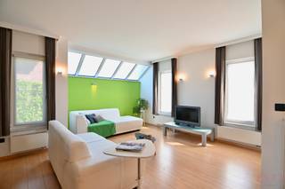 Deze knappe, halfopen bebouwing is gelegen op 5a05ca in een doodlopende straat, vlakbij de kerk en scholen van Sint-Joris. De woning is gebouwd...