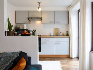 <p><span>GENT - Vlaanderenstraat 81A: Ben je op zoek naar een</span><span> charmant één slaapkamer appartement te huur in centrum Gent? </span><span>Dan is dit pand mogelijk iets voor jou.</span></p><p><span> </span></p><p><span>De belangrijkste troeven op een rij:</span></p><ul><li><span>Gelegen in een hippe buurt in het historisch deel van de stad</span></li><li><span>Vlotte bereikbaarheid met openbaar vervoer, per fiets of te voet</span></li><li><span>Lichtrijke ruimtes</span></li><li><span>Geen gemeenschappelijke kosten</span></li></ul><p><span> </span></p><p><span>Indeling:</span></p><p><span>Inkomhal, leef- en eetruimte met open keuken (kookplaat, dampkap, oven en koelkast), slaapkamer, badkamer uitgerust met douche, lavabomeubel en toilet.</span></p><p><span> </span></p><p><span>Belangrijke info:</span></p><p><span>Beschikbaar vanaf 01/08/2026. Domicilie verplicht.</span></p><p><span>Huurprijs: € 795 EURO/maand. EGW (elektriciteit, gas en water) afzonderlijk af te rekenen. </span></p><p><span> </span></p><p><span>Interesse in dit leuk appartement? Vraag dan snel een bezoek aan via onze website!</span></p>