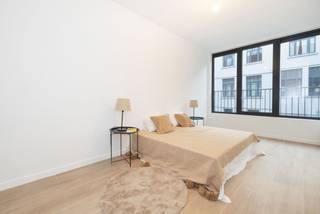 Gesitueerd op enkele minuten van Tour&amp;Taxis vind u dit DUPLEX APPARTEMENT van maar liefst 114m² en 11m² TERRAS. Gelegen op de begane grond in een privatieve steeg van een klein modern gebouw. Inkomhal, 40m² LICHTRIJK WOONKAMER, aparte gastentoilet en eerste berging op de gelijkvloers verdieping. Op de eerste verdieping zijn twee GROTE slaapkamers (13,5m² &amp; 15m²), 2de berging en ruime badkamer. Super EPC B+ met gedeeld gebruik van ZONNEPANELEN en EXTRA HOGE ISOLATIE. Kelder aan te kopen, parking optioneel. Verkoop onderworpen aan registratierechten (12,5%) op de grondwaarde en BTW (21%) op de constructiewaarde. Bezoek nu EXCLUSIEF met TREVI! 