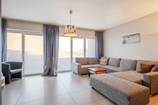 Welkom in Vichte! Dit centraal gelegen, gelijkvloerse appartement biedt alles wat je zoekt in een instapklare, moderne woonst. Dankzij de...