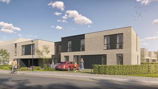 <p>In een rustige, doodlopende straat in het hart van Knesselare bevindt zich De Clessenaer - fase 2: een kleinschalig nieuwbouwproject van slechts vier moderne woningen. Dit project is ideaal voor wie comfortabel en toekomstgericht wil wonen in een groene, kindvriendelijke omgeving, met alle dagelijkse voorzieningen binnen handbereik.</p><p>De woningen beschikken over drie tot vier volwaardige slaapkamers en een doordachte indeling met open leefruimtes die baden in natuurlijk licht. Elke woning heeft een private tuin en een eigen oprit, wat zorgt voor extra comfort en privacy. De hedendaagse architectuur combineert een tijdloze uitstraling met functioneel wooncomfort.</p><p>Ook op vlak van energiezuinigheid scoort De Clessenaer sterk. De woningen worden uitgerust met moderne technieken zoals zonnepanelen en efficiënte verwarmingsoplossingen, wat resulteert in een laag energieverbruik en een aangenaam binnenklimaat het hele jaar door. Aankoop aan 6% btw is mogelijk onder de geldende voorwaarden.</p><p>Dankzij de centrale ligging zijn Gent en Brugge vlot bereikbaar, terwijl je toch geniet van de rust en charme van het dorpsleven. De Clessenaer is de perfecte keuze voor gezinnen en koppels die op zoek zijn naar kwalitatief nieuwbouwcomfort in een aangename woonomgeving.</p>