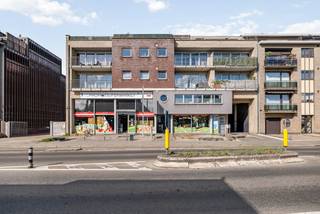 Ruim appartement van 112 m² gelegen op gunstige locatie te Deurne, ter hoogte van de Bisschoppenhoflaan, nabij het Bosuilstadion en Sportpaleis. Het kleinschalig appartementencomplex omvat 9 appartementen en een handelspand en werd opgeleverd in 2003. <br /><br />Indeling: <br />U betreedt de ruime inkom-/nachthal van het appartement. Deze hal biedt toegang tot het apart toilet en de 2 slaapkamers op novylon aan de achterzijde van het complex, die beiden toegang hebben tot het terras aan de achterkant dmv een openslaande raam/deur. De badkamer bevindt zich eveneens aan de achterzijde en is uitgerust met ligbad en een wastafel in meubel. <br />Vanuit de inkomhal bereikt u de riante woonkamer van ca. 50 m² (!) op laminaat. Via een dubbel openslaande schuifraam hebt u vanuit de woonkamer toegang tot het overdekt terras aan de voorzijde. De keuken en de aanpalende berging/wasplaats bevindt zich aanpalend de leefruimte. De keuken is ingericht met veel opbergkasten, dubbele spoelbak en een keramische kookplaat met dampkap en biedt eveneens toegang tot het terras achteraan. <br /><br />Private kelderberging (nr 5) met lift bereikbaar. <br /><br />Gemeenschappelijke fietsenstalling aanwezig in de kelder met rechtstreekse toegang via fietstrap aan de zijkant van het gebouw. <br /><br />Bijzonderheden: <br />- gunstige en centrale locatie<br />- lift aanwezig tot in de kelder <br />- ruime private kelderberging (nr 5)<br />- het appartement is verhuurd aan 786,24 EUR/maand<br />- verwarming op aardgas dmv HR gaswandketel en radiatoren<br />- aluminium schrijnwerk met dubbel glas<br />- EPC (C-label) van 208 kWh/m²/jaar<br />- gemeenschappelijke lasten bedragen ca. 100 EUR/maand. Syndicusinlichtingen zijn in aanvraag.