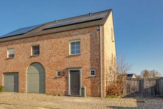 <p><span>Ontdek deze indrukwekkende woning met 4 slaapkamers te Heist-op-den-Berg! </span></p><p><span> </span></p><p><span>Bij binnenkomst ervaar je meteen de landelijke en lichtrijke sfeer van de woning. De woonkamer is royaal en voorzien van grote ramen die veel natuurlijk licht binnenbrengen. De open keuken is praktisch ingedeeld en voorzien van een centraal eiland met zwart granieten werkblad. Deze is voorzien van hoogwaardige apparatuur, waaronder een 'Falcon-fornuis'!. De keuken grenst aan een riante eethoek en praktische berging.</span></p><p><span> </span></p><p><span>De drie slaapkamers op de eerste verdieping zijn allemaal voorzien van mooie laminaat. Twee ervan zijn goed uitgeruste kamers, elk voorzien van een dressing, terwijl de andere kamer momenteel dienst doet als thuiswerkruimte. De slaapkamer op de bovenverdieping is zeer ruim en kan nog opgesplitst worden, hetzij voor een separate dressing, hetzij voor een extra kamer.</span></p><p><span> </span></p><p><span>De badkamer beschikt over een luxueus design met een ligbad, inloopdouche met keienwand en een groot badkamermeubel met waskom en toilet. </span></p><p><span> </span></p><p><span>Het terrein rond het huis is voorzien van een ruim terras, perfect voor gezellige momenten met familie en vrienden. De tuin is volledig omheind, wat privacy biedt en ideaal is voor recreatie en spel. </span></p><p><span>Een inpandige garage maakt het geheel af.</span></p><p><span> </span></p><p><span>De woning ademt comfort, ruimte en gezelligheid uit, waardoor het een ideale keuze is voor een groeiend gezin of voor zij die naast wonen ook nog een bureau- of praktijkruimte nodig hebben.</span></p><p><span>Interesse? Contacteer ons via 0479/01.01.01!</span></p>