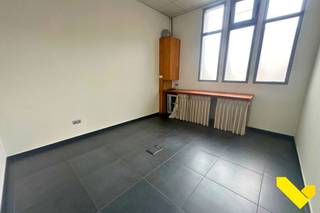 Handelspand met mogelijkheden op commerciële toplocatie!Op een absolute A-locatie met enorme visibiliteit vinden we dit veelzijdige handelspand.Het...