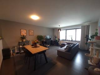 <p>Op wandelafstand van de Markt en in de nabije omgeving van winkels, vinden we dit appartement gelegen op het gelijkvloers.<br /><br />Dit appartement omvat: ruime living, volledig ingerichte keuken, berging, badkamer met ligbad en dubbele lavabo in meubel verwerkt, toilet, 2 slaapkamers, terras en carport.<br /><br />Gemeenschappelijke lasten: € 60/ maand.<br /><br />Beschikbaar: 01/01/2026</p>