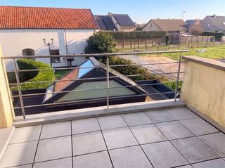 <p><span>Duplexappartement met 2 slaapkamers, 2 badkamers, terras, tuintje en garage.</span></p><p><span> </span></p><p><span>ALGEMEEN</span></p><p><span>- Verwarming: aardgas.</span></p><p><span>- PVC ramen met dubbele beglazing.</span></p><p><span>- Voorzien van een donkergrijze natuurstenenvloer,</span><span> gecombineerd met laminaatvloeren in de slaapkamers. </span></p><p><span> </span></p><p><span>INDELING</span></p><p><span> </span></p><p><span>EERSTE VERDIEPING</span></p><p><span>- Inkomhal.</span></p><p><span>- Apart toilet.</span></p><p><span>- Ruime woonkamer.</span></p><p><span>-Geïnstalleerde keuken voorzien van spoeltafel, vaatwasser, keramisch kookplaat, dampkap, koelkast met vriesvak en microgolfoven. </span></p><p><span>- Terras.</span></p><p><span>- Badkamer voorzien van wastafel, ligbad, douchecabine.</span></p><p><span>- Berging voorzien van aansluiting voor wasmachine.</span></p><p><span>- Slaapkamer 1.</span></p><p><span> </span></p><p><span>TWEEDE VERDIEPING:</span></p><p><span>- Ruime overloop.</span></p><p><span>- Slaapkamer 2.</span></p><p><span>- Bureel/ berging.</span></p><p><span>- Badkamer voorzien van wastafel, douchecabine en toilet.</span></p><p><span>- Tuin.</span></p><p><span>- Kelderberging.</span></p><p><span>- Garage met automatische sectionale poort en plaats voor 2 auto's.</span></p><p><span> </span></p><p><span>Vrij per 01/11/2026.</span></p><p><span> </span></p><p><span> </span></p>