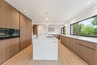 Cette villa située à Vlimmeren (Beerse) sur un terrain de 2 160 m² est un endroit idéal pour ceux qui recherchent une maison économe en énergie et ont besoin de beaucoup d'espace. Avec une superficie habitable de 564 m², c'est une très belle opportunité. Elle a été initialement construite en 1970, mais a subi une rénovation complète en 2026. De nouvelles fenêtres ont été installées, une isolation du toit et du sol, une pompe à chaleur, un chauffage au sol dans toutes les pièces, des panneaux solaires, un système de ventilation, une nouvelle cuisine, des salles de bains, de nombreux placards encastrés en menuiserie de haute qualité,.. Classe énergétique A favorable (79 kWh/m²) !<br /><br />Les espaces de vie de cette villa se trouvent à un niveau plus élevé, plus précisément au-dessus du sous-sol qui se trouve au rez-de-chaussée. Cela offre une vue magnifique sur les prairies à l'arrière. Par un escalier à l'avant, vous entrez dans le hall d'entrée de cette villa. Grand vestiaire et toilettes pour les invités. Espace bureau avec placards encastrés et bureau fixe sur le côté gauche de ce hall d'entrée. Le salon bénéficie de beaucoup de lumière naturelle grâce aux grandes baies vitrées à l'avant, sur le côté et à l'arrière. La cuisine ouverte avec grand îlot est finie de manière luxueuse et équipée de tous les appareils modernes (Miele) et d'un plan de travail en pierre naturelle. À ce niveau, vous trouverez également une grande chambre à l'arrière avec dressing attenant, une deuxième chambre à l'avant. Une salle de bains avec double lavabo et douche à l'italienne et des toilettes séparées.<br /><br />L'escalier en chêne depuis le hall d'entrée vous mène à l'étage. Ici, vous trouverez un grand espace polyvalent, idéal comme espace de détente ou deuxième espace de vie. En outre, deux grandes suites parentales, chacune avec dressing aménagé, chambre à coucher et salle de bains attenante équipée d'un double lavabo, toilettes et douche à l'italienne. Grenier accessible via une trappe.<br /><br />Le rez-de-chaussée est également accessible depuis le hall d'entrée. Ici, vous trouverez un grand espace polyvalent qui peut être utilisé à diverses fins : espace de pratique, bureau, garage, stockage,... En plus de cet espace d'environ 80 m², vous trouverez ici 3 pièces séparées (idéal comme chambres supplémentaires, bureau,...), une salle de bains avec double lavabo, 2 douches à l'italienne, 2 toilettes, une buanderie avec placards encastrés et une grande salle technique!<br /><br />Grand jardin avec portail d'accès automatique côté rue, double carport et belles terrasses.<br /><br />Détails :<br />- Opportunité pour ceux qui recherchent de l'espace et un label EPC favorable (A)<br />- Entièrement rénové en 2026<br />- 7 chambres et 4 salles de bains<br />- chauffage par pompe à chaleur et chauffage au sol<br />- domotique<br />- volets roulants électriques<br />- système de ventilation<br />- puits foré<br />- contrôle électrique conforme<br />- réservoir d'eau de pluie avec installation de filtration intégrée