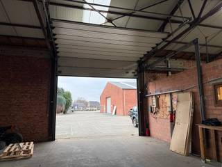 Magazijn van 1.216m² in totaal, gemakkelijk bereikbaar regio Kasterlee (Lichtaart), met elektrische sectinaalpoort en parking is voorzien.De...