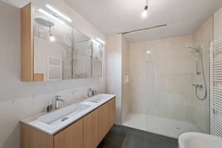 <br />Dit uniek dakappartement is gelegen nabij centrum, scholen, grootwarenhuizen, station en dichtbij E403.<br /><br />Dit appartement situeert zich op de derde verdieping en omvat : inkomhal, plaats voor 2 gastentoiletten, mooie ruimte voor open keuken, ruime woonkamer met schuiframen naar de terras, twee grote slaapkamers, badkamer met aansluitmogelijkheden voor een inloopdouche en dubbele wastafel alsook voorzieningen voor wasmachine en droogkast. Uniek in dit appartement is de toegang tot een ruime zolderruimte ideaal als extra ruimte of opbergruimte.<br /><br />Verder kenmerkt dit appartement zich door de erg hoge standaardafwerking. Denk hierbij aan een keramische parketvloer doorheen het volledige appartement, glazen binnendeuren tussen inkomhal en leefruimte, rijkelijk uitgeruste keukens, individueel ventilatiesysteem per appartement, hoogrendementsketel op gas, inloopdouche, dubbel lavabomeubel, terras...<br /><br />Verplicht om een autostaanplaats aan te kopen: €20.000 / €28.000 / €33.600 (dubbel). Er is ook een fietsenstalling voorzien en een berging voor het huisvuil.<br /><br />Bel ons vrijblijvend op voor een bezoek en info. Wij begeleiden u graag met de glimlach op zoek naar uw droomwoning &amp; commercieel pand. T. 051 62 40 40 