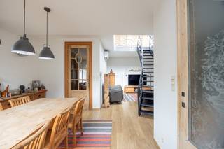 <p><br />Zeer ruim en lichtrijk duplexappartement met 4 slaapkamers en een groot zuidoost georiënteerd terras op een aangename ligging in Kapellen.<br />Dit uitzonderlijk ruime appartement van maar liefst <strong>146 m²</strong> beschikt over een <strong>volledig privatieve inkom op de gelijkvloerse verdieping</strong>, waardoor het gevoel van een woning perfect gecombineerd wordt met het comfort van een appartement.<br />Op de eerste verdieping geeft de overloop toegang tot de masterbedroom, voorzien van een eigen lavabo en jacuzzi. Via deze overloop bereik je het gastentoilet en de ruime en lichtrijke leefruimte, bestaande uit een gezellige zitkamer met <strong>wifi-gestuurde pelletkachel</strong>, een eetkamer en een luxueus ingerichte keuken met onder meer een <strong>semi-professionele inductiekookplaat</strong>. Vanuit de eetkamer is er rechtstreeks toegang tot het grote <strong>zuidoost georiënteerde terras</strong>, voorzien van buitenverlichting. Een heerlijke plek om uitgebreid van de ochtend- en middagzon te genieten.<br />Op de tweede verdieping bevinden zich nog drie slaapkamers en een volledig ingerichte badkamer en een scheerzolder.<br />Met in totaal vier slaapkamers en zijn royale bewoonbare oppervlakte biedt dit duplexappartement bijzonder veel ruimte voor een gezin, thuiswerk of hobbyruimte.<br />Er zijn <strong>zonnepanelen </strong>(6.640Wp) met een <strong>thuisbatterij </strong>van 5Kw.<br />Het appartement is aangenaam gelegen in Kapellen, met winkels, scholen en openbaar vervoer in de nabije omgeving. Het centrum van Kapellen met zijn uitgebreide aanbod aan winkels en horeca is vlot bereikbaar. Ook het station van Kapellen bevindt zich op korte afstand, met een goede treinverbinding richting Antwerpen. De ligging combineert zo een aangename woonomgeving met een goede bereikbaarheid.<br /><br /><strong>duplexappartement 146 m²</strong><br /><strong>4 slaapkamers</strong><br /><strong>zuidoost georiënteerd terras</strong><br /><strong>LABEL A<br />zonnepanelen met thuisbatterij</strong><br /><strong>luxueus ingerichte keuken</strong><br /><strong>airco in alle kamers</strong><br /><strong>asbestveilig</strong><br /><strong>Elektriciteit: conform<br /><br />Verkoopprijs: 460.000€</strong><br /><br />Voor meer informatie of een bezoek:<br />info@infinityrealestate.be | www.infinityrealestate.be<br />03 325 69 44<br /> </p>