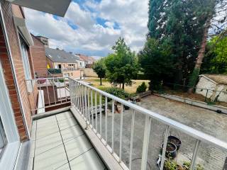 Dit ruime appartement op de eerste verdieping in Tienen combineert comfort en functionaliteit op een uitstekende manier. Het appartement is bereikbaar via een lift en heeft een bewoonbare oppervlakte van 98 m², wat het perfect maakt voor gezinnen of koppels die op zoek zijn naar een gezellige en praktische woonruimte. Het beschikt over twee ruime slaapkamers, beide voorzien van veel natuurlijk licht en voldoende opbergruimte.<br />Het recent gerenoveerde appartement is mooi afgewerkt en beschikt over een moderne badkamer met alle nodige faciliteiten om uw dagelijkse routine aangenaam te maken. De doordachte indeling zorgt voor een optimale benutting van de beschikbare ruimte, waardoor elke kamer comfortabel en praktisch aanvoelt. Daarnaast geniet u van een terras waar u kunt ontspannen en volop kunt genieten van buitenlucht.<br />Het appartement bevindt zich in een rustige en aangename buurt van Tienen, dicht bij lokale winkels, scholen en openbaar vervoer. Tot het pand behoort ook een kelderberging voor extra opslagruimte. Er zijn maandelijkse gemeenschappelijke kosten van 50 euro, wat bijdraagt aan het onderhoud van het gebouw en de gemeenschappelijke delen.