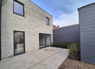 Bent u opzoek naar een strakke totaal afgewerkte (incl. terras en tuin) comfortabele nieuwbouwwoning met 3 slaapkamers, zuid-gerichte tuin, carport...