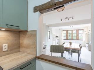 Immo By Julie stelt u met veel plezier dit prachtige, lichtrijke appartement voor, wordt gemeubileerd verkocht, ideaal gelegen in het hart van Bouillon, op een uitzonderlijke locatie langs de oevers van de Semois.
Dankzij de doorlopende indeling geniet u van een uniek uitzicht: vanuit de slaapkamer kijkt u uit op het beroemde middeleeuwse kasteel van Bouillon, terwijl de ruime woonkamer een prachtig vrij uitzicht biedt over de Semois.
Het appartement bevindt zich op de tweede verdieping van een kleinschalige residentie met lift en geniet van een bijzonder gegeerde ligging. Op slechts enkele stappen van de wandelkades en de gezellige restaurants langs de Semois kunt u volop genieten van de charmante sfeer van het historische centrum van Bouillon, met alle voorzieningen op wandelafstand.
Het appartement werd in 2025 smaakvol volledig gerenoveerd en bestaat uit een inkomhal, een ruime en lichtrijke leefruimte van 35 m², een ingerichte keuken met doorgeefluik, een moderne douchekamer en een comfortabele slaapkamer met ingebouwde dressing.
Of u nu op zoek bent naar een eerste eigen woning, een tweede verblijf of een interessante investering met verhuurpotentieel, dit appartement biedt een uitstekende opportuniteit dankzij zijn topligging en recente renovatie.
Voor meer informatie of een bezoek kunt u contact opnemen met Immo By Julie via 0498/49.77.56.