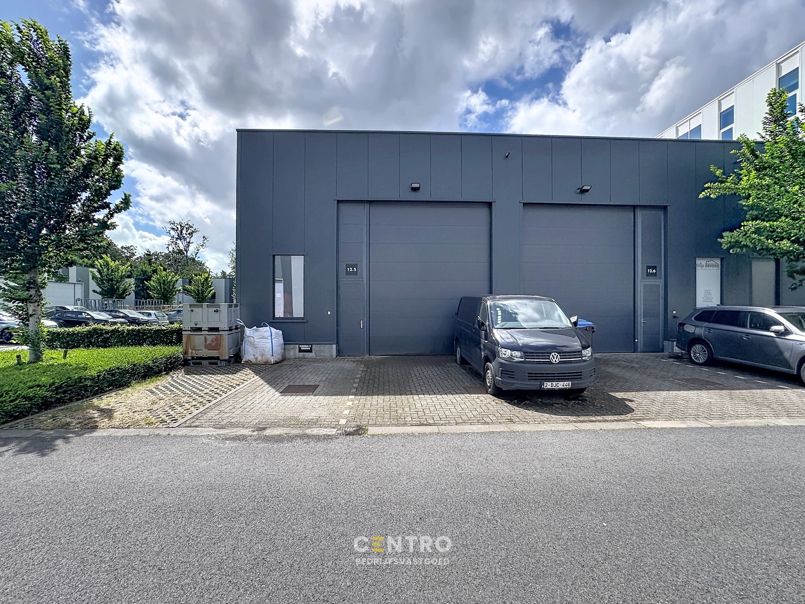 Instapklaar MAGAZIJN (182m²) TE KOOP met alle voorzieningen en 2 private parkeerplaatsen voor de deur te Brugge (Sint-Michiels), Ten Briele. Geen WVI! - foto 2