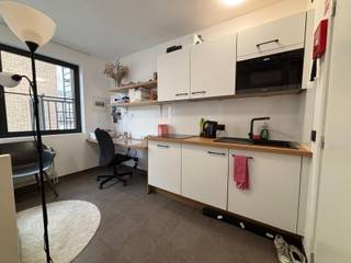 **ENKEL STUDENTEN/PHD**In Residentie 'T Tientje kan je op de vijfde verdieping deze volledig vernieuwde studio terug vinden. De studio wordt volledig...