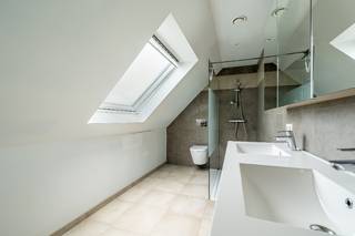 Deze<strong> rustig gelegen woning</strong> biedt veel <strong>ruimte en een praktische indeling</strong> in een <strong>landelijke omgeving</strong>. De ruime <strong>omheinde tuin</strong> zorgt voor privacy en is een duidelijke meerwaarde. Nabij  het Kanaal kan u heerlijk genieten van een aangename <strong>wandeling of fietstocht</strong>!<br /><br />De woning dateert van 2001. Op het gelijkvloers beschikt de woning over een<strong> ruime inkomhal </strong>met <strong>gastentoilet</strong>. De <strong>leefruimte sluit aan op de ingerichte keuken</strong> en vormt een aangename leefzone. Verder zijn er een <strong>berging en twee slaapkamers </strong>aanwezig op het gelijkvloers.<strong> </strong>Eén slaapkamer is uitgerust met een <strong>douchecel</strong>, de tweede beschikt over een <strong>volledig ingerichte badkamer.</strong><br />De <strong>eerste verdieping</strong> werd in <strong>2020</strong> volledig ingericht en vormt een <strong>echte meerwaarde</strong>. Hier bevinden zich <strong>drie volwaardige slaapkamers </strong>en een <strong>moderne badkamer</strong> met een <strong>mooie inloopdouche, toilet en lavabomeubel.</strong> Deze verdieping biedt <strong>extra comfort en ruimte</strong>, ideaal voor een gezin of wie nood heeft aan <strong>meerdere kamers</strong>.<br />De <strong>ruime garage</strong> is voorzien van een <strong>sectionale poort</strong> en biedt plaats voor een <strong>wagen, een wasplaats en extra bergruimte.</strong><br />De zolder werd <strong>volledig geïsoleerd en is geschikt als stockage</strong>.<br /><strong>Pluspunten:<br />- 20 zonnepanelen</strong><br />- <strong>rustige ligging</strong><br /><strong>- ruime tuin<br />- 5 slaapkamers</strong><br />Voor een bezoek geef gerust een seintje op het nummer 0475/31 73 07. 
