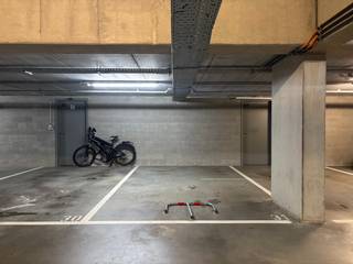 Op deze centrale locatie bevindt zich een ondergrondse autostaanplaats (Nr. 31). Deze staanplaats biedt een praktische parkeergelegenheid en is...