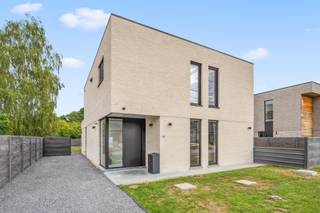 In een doodlopende straat net buiten het centrum van Hulshout, treffen we deze moderne, instapklare villawoning aan. De ligging combineert...