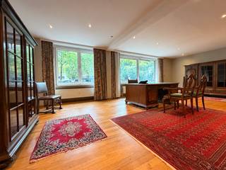 <p>Ideaal voor vrije beroepen : medische beroepen, advocaten, architecten,.....! Zeer mooie gelijkvloerse kantoor- praktijkruimte. 252m² nuttige oppervlakte: heel functioneel in te delen: alle ruimtes krijgen rechtstreeks daglicht dankzij de hoekligging. Mogelijkheid tot aankoop van 4 autostaanplaatsen. Vrij bij akte, niet verhuurd. Centrale en zeer goed bereikbare locatie in de stad, pal tegenover het stadspark, nabij parking nationale bank.</p>