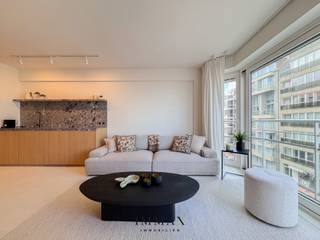 Op een unieke hoeklocatie aan het iconische Rubensplein in Knokke, pal naast de Zeedijk, bevindt zich dit smaakvol gerenoveerde appartement. Vanuit de lichtrijke leefruimte geniet u van een open zicht op zee en het levendige plein. Dankzij de zuidwestelijke oriëntatie baadt het appartement in het zonlicht, tot in de vroege avond, een zeldzame troef aan de kust.<br /><br />De inkomhal beschikt over een vestiaire en gastentoilet. De gezellige leefruimte, met grote raampartijen en een warme lichtinval, sluit naadloos aan op de volledig uitgeruste open keuken, voorzien van kwalitatieve toestellen, een wijnkast en een aparte diepvriezer. De nachthal geeft toegang tot twee volwaardige slaapkamers, elk met ingebouwde kasten. De stijlvolle douchekamer is apart gelegen en beschikt over een tweede toilet.<br /><br />Het interieur straalt klasse en rust uit dankzij de uniforme mortex vloer met vloerverwarming, die doorloopt in het hele appartement.<br />Bovendien beschikt het appartement over een private kelderberging en een gemeenschappelijke fietsenstalling.<br /><br />Mogelijkheid tot aankoop van een autostaanplaats/garagebox in de nabije omgeving!<br /><br />Aarzel niet om ons te contacteren voor meer info: tel.: 050 62 44 14 of via knokke@immax.be