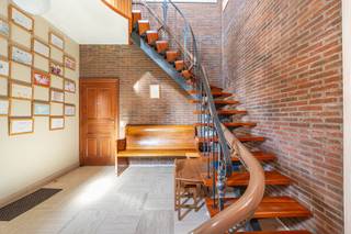 <h1><span>Ruim landhuis met 4 slaapkamers, garage, dubbele oprit en zonnige tuin in Ekeren!</span></h1>
<p><span>Bent u op zoek naar een ruime woning met </span><strong><span>veel licht, een aangename tuin én mogelijkheden om wonen en werken te combineren?</span></strong><span> Dan is dit karaktervolle landhuis met 4 slaapkamers, dubbele oprit, garage en ruime tuin absoluut een bezoek waard!</span></p>
<h2><span>Indeling – gelijkvloers</span></h2>
<p><span>Via de ruime inkomhal bereiken we de aangename leefruimte, voorzien van </span><strong><span>terracotta-tegels en een gezellige houtkachel</span></strong><span>. De ruimte is praktisch ingedeeld met een aparte zithoek en eetkamer.</span></p>
<p><span>Aansluitend bevindt zich de geïnstalleerde leefkeuken met handige ontbijthoek.</span></p>
<p><span>Verder beschikt het gelijkvloers over een </span><strong><span>garage met elektrische poort</span></strong><span> en een ruime berging met aansluiting voor de wasmachine. Vanuit de berging heeft u rechtstreeks toegang tot de tuin.</span></p>
<h2><span>Indeling – eerste verdieping</span></h2>
<p><span>De eerste verdieping omvat </span><strong><span>vier slaapkamers</span></strong><span>, waarvan één momenteel ingericht is als praktijkruimte en één beschikt over een handige dressing.</span></p>
<p><span>De royale badkamer is uitgerust met een </span><strong><span>inloopdouche, ligbad met jacuzzi-functie en dubbele lavabo</span></strong><span>.</span></p>
<p><span>Via de nachthal heeft u bovendien toegang tot de ruime bergzolder, die extra opbergruimte biedt.</span></p>
<h2><span>Buitenruimte</span></h2>
<p><span>Vooraan beschikt de woning over een </span><strong><span>dubbele oprit</span></strong><span>, langs beide zijden van de woning. Hierdoor is er ruim voldoende parkeergelegenheid en heeft u bovendien een vlotte toegang tot de garage en tuin.</span></p>
<p><span>Achteraan geniet u van een ruime tuin met terras en een </span><strong><span>tuinhuis van ca. 40 m²</span></strong><span>, voorzien van elektriciteit.</span></p>
<h2><span>Troeven</span></h2>
<p><span>✔ Mogelijkheid tot combinatie wonen en werken</span><br /><span>✔ Ruime tuinberging van ca. 40 m² met elektriciteit<br /></span><span>✔ Dubbele oprit met veel parkeergelegenheid</span><br /><span>✔ EPC B – 171 kWh/m²/jaar - </span><span>Zonnepanelen en thuisbatterij</span><br /><span>✔ Asbestveilig</span><br /><span>✔ Verkoop onder het registratiestelsel</span></p>
<h2>Interesse</h2>
<p><span>Laat deze opportuniteit niet aan u voorbijgaan. <br />📞 03 568 03 03 <br />✉️ info@vastgoed03.be <br />👉 Vastgoed 03 – plan vandaag nog uw bezoek!</span></p>