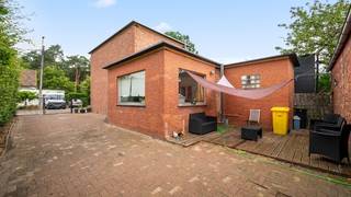 Rustig en gunstig gelegen woning met ruim bijgebouw op een zuidelijk georiënteerd perceel van 5a40ca.<br />De woning omvat: kelder, inkomhal, living, keuken, badkamer en veranda.<br />Op de verdieping: 2 ruime slaapkamers.<br />Cv op aardgas met condenserende ketel. EPC: 453 Kwh/m² jaar - energielabel E - UC:3912322-RES-1.<br />Totale vloeroppervlakte: 130m² + kelder en bijgebouw. Zonnepanelen aanwezig voor 4.680 Wp.<br />De elektriciteit is conform.<br />Stedenbouwkundige info: woongebied - vergund geacht - niet gelegen in verkaveling - geen voorkooprecht ruimtelijke ordening - geen rechterlijke herstelmaatregel of bestuurlijke maatregel opgelegd - geen maatregelen in het Vlaams handhavingsplatform. <br />Geen risicozone voor overstromingen. Gebouwscore A - perceelscore B.<br />PREMIES voor renovatie: informatie over premies en financiële steun bij de renovatieverplichting kan u raadplegen op de website https://www.vlaanderen.be/een-huis-of-appartement-kopen/renovatieverplichting-voor-residentiele-gebouwen . Renovatieverplichting: kopers van woningen met een EPC-label E of F worden verplicht om binnen de 6 jaar na datum notariële akte de woning energetisch te renoveren tot minimum energielabel D = EPC 400 kWh/m² of beter.