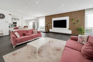 <strong>Instapklare gerenoveerde bijzondere gezinswoning met 7 slaapkamer,grote tuin en zicht op velden </strong><br />Op zoek naar ruimte, licht én mogelijkheden? Deze verrassend ruime woning in Sint-Niklaas combineert comfortabel wonen met een uitstekende ligging en tal van opties v<strong>oor grote gezinnen, zelfstandigen of kangoeroewonen.</strong><br />Zeer ruime living met open moderne keuken, De grote raampartijen zorgen voor een aangename connectie met tuin en de grote terrassen .<br />op gelijkvloers 1 zeer ruime slaapkamer<br />De woning beschikt over maar liefst 7 volwaardige slaapkamers en 2 stijlvolle vrij recente badkamers, ideaal voor grotere gezinnen of wie extra ruimte wenst voor hobby’s of thuiswerk.<br />Op het gelijkvloers is er bovendien de mogelijkheid om een praktijk, kantoor of kangoeroewoning in te richten – een enorme troef voor zelfstandigen of wie wonen en werken wil combineren.<br />Buiten geniet je van een grote, zonnige tuin met open zicht op de velden, waar rust en privacy centraal staan. Het terras biedt de perfecte plek om te ontspannen of gasten te ontvangen.<br />Troeven op een rij:<br />• 7 slaapkamers & 2 badkamers<br />• Mogelijkheid tot praktijk, bureau of kangoeroewoning<br />• Lichtrijke leefruimte met open keuken<br />• Grote tuin met prachtig verzicht<br />• Instapklaar en modern afgewerkt<br />• Topligging in Sint-Niklaas, vlakbij invalswegen, winkels en voorzieningen<br />Een ideale woning voor wie ruimte, comfort en flexibiliteit zoekt op een strategische locatie.<br />EPC A <br />ELEK CONFORM