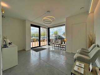 Ontdek dit veelzijdige handelspand gelegen langs de drukke Grote Baan in Lievegem, waar visibiliteit en bereikbaarheid hand in hand gaan.Met een...