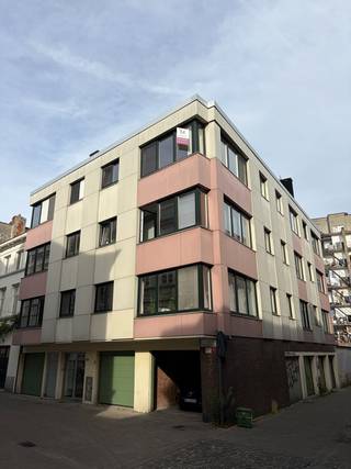 <p><strong>Welkom thuis in hartje Gent!</strong><br />Dit charmante appartement van<strong> 77 m²</strong> op de derde verdieping van een <strong>karaktervol gebouw </strong>aan de Onderbergen heeft het allemaal. <br />De <strong>ruime, lichtrijke woonkamer</strong> is de ideale plek om tot rust te komen, terwijl de<strong> aansluitende open keuken</strong> uitnodigt tot gezellige aperitiefjes en heerlijke etentjes. <br />Ook praktisch scoort deze woning sterk: er zijn <strong>twee volwaardige slaapkamers,</strong> een badkamer en een apart toilet.<br />Of u nu alleen komt wonen, met z’n tweeën of een extra kamer nodig heeft als bureau of logeerkamer: hier krijgt u alle ruimte om van uw eigen plek echt <strong>een thuis</strong> te maken.<br /><br />De huurprijs bedraagt <strong>€ 995 + € 150</strong> (algemene onkosten) per maand.<br />Het appartement is vrij per <strong>1 september 2026</strong> en heeft een EPC-score van <strong>217</strong> kWh/m².<br /><br />En de locatie? <strong>Beter wordt het bijna niet.</strong> Cafés, restaurants, winkels en de mooiste plekjes van Gent liggen allemaal op wandelafstand. <br />Een sfeervolle stadswoning met karakter, comfort én een toplocatie.<br />Kom binnen en ontdek zelf waarom u zich hier meteen thuis voelt!<br />Contacteer ons via tel. <strong>09 330 61 04 </strong>of via info@vastgoedminnaert.be</p>