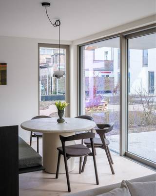 'KAAI 30' is een kleinschalig en duurzaam nieuwbouwproject te Kristus-Koning op wandelafstand van het centrum. Dit tijdloos en architecturaal hoogstaand project bestaat uit 2 kleinschalige volumes die zich situeren op een hoekperceel langsheen het water. Een groot deel van de appartementen zal kunnen genieten van frontaal zicht op het water van de ringvaart vanop de rustige en serene Kolenkaai. Aan de zijde van de Leopold II-laan wordt het tweede gebouw geplaatst rond een groen binnengebied die de 2 gebouwen connecteert. Het project bestaat uit een mix van 1-, 2- en 3-slaapkamerappartementen en magnifieke penthouse-appartementen.<br /><br />Deze appartementen zullen zeer kwalitatief en duurzaam gebouwd worden. Zo zullen de meeste appartementen in het project BEN (Bijna Energie Neutraal - E<30) zijn, en wordt er verwarmd via individuele warmtepompen gekoppeld aan vloerverwarming.<br />Bovendien komt het project ook in aanmerking voor een aankoop met 6% BTW!<br /><br />Het appartement uit deze advertentie is een fantastisch 'doorzon' appartement van 90,1m² + 16 m² terras op de gelijkvloers verdieping voorzien van een ruim / zuidgericht terras die uitgeeft op het centrale binnenplein! Het appartement beschikt verder over 2 slaapkamers, een badkamer, lichtrijke doorkijk leefruimte, open keuken met inbouwtoestellen en berging.<br /><br />Contacteer ons om meer info te krijgen over dit schitterende project, of om een vrijblijvend bezoek te brengen aan het MODELAPPARTEMENT?! Contacteer ons - www.delbecque.immo