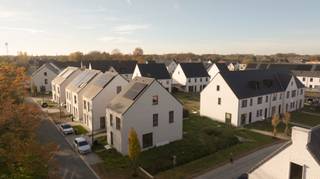 Lot 48: Deze open bebouwing met een perceeloppervlakte van 293 m² heeft 3 slaapkamers, een carport en een optioneel in te richten zolder. De woning is voorzien van een warmtepomp en beschikt over vloerverwarming in elke ruimte, behalve de nachthal en het toilet. De woning is gelegen in de groene rand van Gent. De Dreef biedt niet alleen een mooie mix van bouwstijlen: je leeft er rustig tussen dorp en stad, in een groene enclave die verbonden is met alle voorzieningen. Zo ligt de gezellige buurt op fietsafstand van scholen, winkels en het station. De stijlvolle woningen liggen in een autoluwe straat, maar de wijde wereld (en ook het werk) blijven vlot bereikbaar met de wagen.<br /><br />Interesse of vragen? Meer info op matexi.be/oostakker of contacteer vrijblijvend onze sales consultant op 09 298 11 05