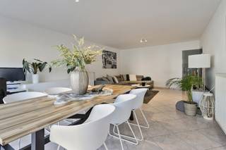 Op een strategische uitvalslocatie bevindt zich dit unieke en instapklare appartement met een ruim terras en twee terrassen in totaal. Het gebouw...