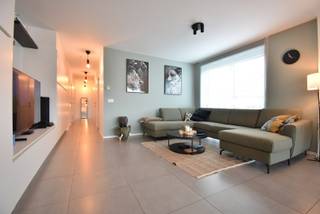 Gelieve u uitsluitend aan te melden via mijn huurdersprofiel met de link = https://immogoffin.mijnhuurprofiel.be/property/0cbf4327-6fda-4a1b-ade4-bb88ca2e68f7<br />Dit recente en knap afgewerkte appartement met een bewoonbare oppervlakte van 100,55 m² is gelegen op de tweede verdieping in een kleinschalige residentie in hartje Hoeselt. Vlak voor de deur treft men het gezellige dorpsplein, met daarrond onder meer twee warme bakkers, een apotheek, een kwaliteitsslager en een aantal leuke eetzaakjes,… Verschillende supermarkten liggen hier vlakbij. Het centrum van Bilzen ligt op slechts een viertal kilometer. Omliggende steden zoals Hasselt en Tongeren, zijn vlot bereikbaar met de oprit van de E313 op slechts anderhalve kilometer. Ondanks deze centrale ligging, zal het in dit appartement aangenaam en rustig om wonen zijn.<br /><br />Deze kleinschalige residentie met een moderne, frisse uitstraling omvat slechts één handelspand (bankkantoor) op het gelijkvloers en 2 woonappartementen op de eerste en tweede verdieping. Bijgevolg blijven de gemeenschappelijke onkosten hier voor de huurder zeer beperkt. <br />Bij de oprichting van het gebouw en de inrichting van het appartement, werd veel aandacht geschonken aan wooncomfort en een degelijke kwaliteitsvolle afwerking. Het appartement wordt instap-klaar en zeer netjes ter beschikking van de huurder gesteld, met inbegrip van verschillende verlichtingsarmaturen en de aanwezige jaloezieën in de leefruimtes. Het EPC van dit eigendom heeft een gunstige score van 110 kWh/m² pj, label B, onder meer te danken aan uitstekende isolatie en vloerverwarming in het hele appartement. <br /><br />OMSCHRIJVING / INDELING:<br />-Op het gelijkvloers: <br />gemeenschappelijke inkom met trap naar de verdiepingen<br />-Op de tweede verdieping: <br />inkomhal met gastentoilet en bergruimte/vestiairekast. Verderop in deze hal werd de volledige wand bemeubeld met strakke plafondhoge inbouwkasten, doorgetrokken naar de volledige woonkamer en overlopend in de netjes afgewerkte keuken. Dit mooie meubel geeft onmiddellijk een stijlvolle uitstraling en omvat een ruime kast die dienst kan doen als kleerkast of opbergruimte en een TV-meubel met opberglades. De open keuken is van zeer degelijke kwaliteit, met composieten werkblad, combi-oven, vaatwasser, frigo en grote diepvries. Door de ligging van het appartement op de hoek met grote ramen in voor en zijgevels ervaart men een aangename lichtinval. Het deels overdekte terras - met mooi zicht over het volledige dorpsplein en verder - is zijdelings gericht naar het zuiden en verder naar het westen, zodat men hier van in de namiddag tot in de avond kan genieten van de zon. <br />Verder vindt men nog een degelijke eerste slaapkamer met rolluiken, een tweede slaapkamer die ook dienst kan doen als bureel, en de badkamer met douche, meubel en handige aanpalende berging met wasplaats. <br /><br /><br />Gezien deze centrale ligging is er voldoende gratis en onbeperkte parkeergelegenheid op en rond het dorpsplein.<br /><br />Dit mooie, lichtrijke appartement zal een interessant aanbod zijn voor wie graag ruim, mooi, modern en comfortabel wil wonen, in een gemoedelijke gemeente zoals Hoeselt, centraal gelegen met alles wat men nodig heeft vlakbij, en met vlotte toegang tot omliggende steden zoals Hasselt, Bilzen, Tongeren,..<br /><br />Zeer lage algemene onkosten, beperkt tot een éénmalige jaarlijkse afrekening van het aandeel van de huurder in het elektriciteitsverbruik van de gemeenschappelijke delen en de kosten voor onderhoud van brandblussers en noodverlichting. <br /><br />Vrij vanaf 01.09.2026