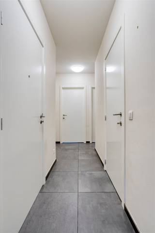 <p><span>Instapklaar GLV appartement met 2 slaapkamers, privé terras, Gem. tuin</span></p><p><span> </span></p><p><span>Ontdek dit prachtige, instapklare gelijkvloers appartement met 2 slaapkamers in de populaire nieuwbouwwijk Het Groen Zuid. Gebouwd in 2017, biedt deze moderne woonst alle comfort dat u vandaag mag verwachten. U geniet van een privéterras met uitzicht op de gemeenschappelijke tuin, ideaal om tot rust te komen. Dankzij de airconditioning en de ondergrondse staanplaats is het hier aangenaam en zorgeloos wonen. Een unieke kans voor wie op zoek is naar een recente, comfortabele woning in een groene en gegeerde omgeving!</span></p><p><span> </span></p><p><span>Indeling</span></p><p><span>- Bij het betreden van het appartement komt u in de centrale inkomhal, die vlot toegang biedt tot alle ruimtes.<br />- De ruime en lichtrijke leefruimte met airconditioning sluit naadloos aan op de open, volledig uitgeruste keuken en geniet van een mooi uitzicht op het privéterras en de gemeenschappelijke tuin.<br />- Verder beschikt het appartement over een praktische aparte berging met aansluiting voor wasmachine en droogkast.<br />- Er zijn twee slaapkamers van respectievelijk 12 m² en 8 m², ideaal als master bedroom en kinder- of bureauruimte.<br />- De volledig betegelde badkamer is uitgerust met een lavabomeubel, een inloopdouche en een handdoekdroger.<br />- Tot slot is er een apart gastentoilet.</span></p><p><span>Extra </span></p><p><span>Privé terras van 25m²<br />Gemeenschappelijke tuin<br />Privé berging en ondergrondse staanplaats verplicht aan te kopen voor de prijs van €30 000<br />Gem. kosten +- €150/maand</span></p><p><span> </span></p><p><span> </span></p>