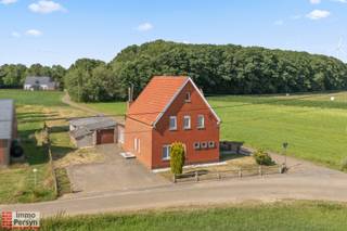Welkom aan de Dennenweg 11 in Tielt-Winge!<br />Ben je op zoek naar een open bebouwing met een fantastische ligging en een prachtig, rustgevend uitzicht?<br />Deze woning bevindt zich in een landelijke omgeving en biedt een adembenemend agrarisch zicht over de rondom liggende velden. Het unieke, diepe perceel biedt door zijn mooie grootte tal van mogelijkheden om hier je eigen groene oase te creëren waar je in alle privacy kunt genieten.<br /><br />Het pand beschikt over een uiterst solide basis. Hoewel de woning dient gerenoveerd te worden is er alvast een belangrijke troef aanwezig: de verwarmingsketel op stookolie is recent volledig vernieuwd. Met de juiste gerichte ingrepen maak je van dit huis in een energiezuinige en gezellige thuis voor de toekomst.<br /><br />***stedenbouwkundige inlichtingen in aanvraag***<br /><br /><u><strong>INDELING:</strong></u><br /><strong>Gelijkvloers:</strong> hal, keuken, leefruimte, zitplaats, veranda, toilet, garage<br /><strong>1ste verdieping:</strong> 3 slaapkamers, badkamer <br /><strong>Zolder:</strong> zolderruimte bereikbaar via luik<br /><strong>Tuin:</strong> tuin, oprit met 5 staanplaatsen<br /><strong>Kelder:</strong> kleine kelder<br /><br />Ervaar zelf de vele voordelen van deze woning tijdens een persoonlijke rondleiding.<br />Maak vandaag nog je afspraak.<br />Mail naar info@immopersyn.be of bel 013 444 008.<br /> 
