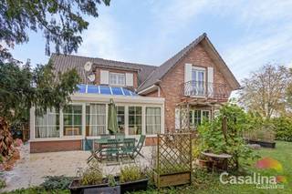 CASALINA Real Estate propose exclusivement à la vente: Cette magnifique villa rénovée, qui dégage un charme intemporel. Elle est nichée sur un...