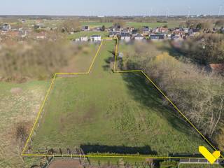 Unieke bouwgrond (55are) voor vrijstaande woning!<br /><br />Deze prachtige open bebouwing is gelegen in een uiterst rustige en groene omgeving. Het perceel is bouwrijp en vrij van huur of pacht.<br />Er is een vlotte verbinding naar zowel Geel als Westerlo. De autostrade E313 is op 10 min met de wagen.<br /><br />Straatbreedte is 16,5 meter. Nutsvoorzieningen zijn aanwezig in de straat.<br /><br />Mogelijkheden:<br />- rustig gelegen in groene omgeving<br />- ideaal voor dierenliefhebbers<br />- deels woongebied, achterliggend agrarisch gebied<br />- bijgebouw mogelijk van 75m²<br /><br />Voor meer info en bouwvoorschriften kan u ons contacteren via info@immovl.be of 014 58 02 08.