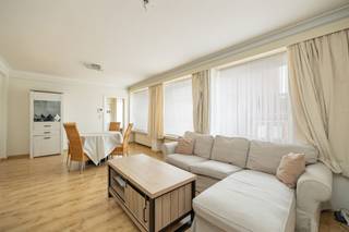 <p><span>Appartement de 2 chambres à coucher économe en énergie dans le centre de Malines</span></p><p><span> </span></p><p><span>Cet appartement prêt à être emménagé est situé dans le centre-ville de Malines. Sa situation centrale garantit que tout est accessible à pied ou à vélo. Pensez à la gare de Malines, aux transports en commun, aux magasins et aux écoles. </span></p><p><span> </span></p><p><span>L'appartement est situé au troisième étage. Il est accessible par ascenseur. En entrant dans l'appartement, vous pénétrez dans le hall d'entrée. Celui-ci donne un accès direct au salon. Les grandes fenêtres en font une pièce très lumineuse. Vient ensuite la cuisine. Elle est entièrement équipée : une cuisinière avec hotte, un réfrigérateur et un évier. Il y a deux chambres spacieuses avec des armoires encastrées. La salle de bains est équipée d'une baignoire et d'un lavabo. Il y a également des toilettes séparées et un placard de rangement. Il y a également un débarras au rez-de-chaussée. </span></p><p><span> </span></p><p><span>Disposition :</span></p><p><span>- hall d'entrée</span></p><p><span>- salon/salle à manger</span></p><p><span>- cuisine</span></p><p><span>- chambre 1</span></p><p><span>- chambre 2</span></p><p><span>- salle de bain</span></p><p><span>- toilettes séparées</span></p><p><span>- salle de stockage au rez-de-chaussée</span></p><p><span> </span></p><p><span>Généralités : </span></p><p><span>- compteurs séparés pour les services publics</span></p><p><span>- </span></p>