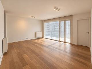 Lichtrijk appartement op een bijzonder aantrekkelijke locatie langs het kanaal, op wandelafstand van Tour & Taxis, de Up-Site toren en het centrum van Brussel. Het appartement bevindt zich in een afgesloten en verzorgde residentie met eigen onthaal en conciërgedienst, wat bijdraagt aan een aangename combinatie van comfort, privacy en veiligheid.<br /><br />De ruime woonkamer geniet van veel natuurlijk licht en geeft rechtstreeks toegang tot het private terras. Een rustige en aangename buitenruimte, terwijl u zich toch midden in de stad bevindt. De leef- en eetruimte sluiten mooi aan op de volledig uitgeruste keuken, die voorzien is van het nodige hedendaagse comfort.<br /><br />Via de aparte inkomhal met gastentoilet bereikt u de overige ruimtes. Het appartement beschikt over twee comfortabele slaapkamers en twee badkamers: één badkamer met ligbad en een tweede met inloopdouche. <br /><br />Een ruime private kelderberging biedt bovendien praktische extra opslagruimte. Een ondergrondse parkeerplaats dient verplicht mee aangekocht te worden voor €30.000.<br /><br />TROEVEN:<br />- Gegeerde ligging nabij Tour & Taxis, het kanaal en het centrum van Brussel<br />- 2 slaapkamers en 2 badkamers<br />- Residentie met onthaal en conciërgedienst<br />- Private kelderberging<br />- EPB-label B<br />- Ondergrondse parkeerplaats bij verplichte aankoop (€30.000)<br /><br />Interesse in een bezoek of meer informatie?<br />info@maximevanneste.be<br />0498 44 78 00