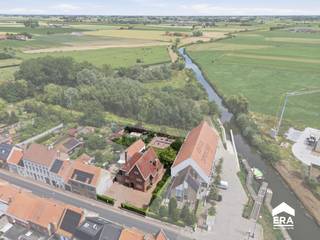 <p>&#127969; <strong>Karaktervolle herenwoning met tal van mogelijkheden in Groot-Poperinge!</strong></p>
<p>Op zoek naar een unieke eigendom met ruimte om te wonen, te ondernemen of samen te leven? Deze voormalige burgemeesterswoning in de Bergenstraat 1A combineert authentieke charme met bijna <strong>400 m² bewoonbare oppervlakte</strong> en een perceel van maar liefst <strong>1.521 m²</strong>. ✨</p>
<p>&#127807; <strong>Ideaal voor een B&amp;B, cohousing of ruime gezinswoning!</strong></p>
<p>Dankzij de zes slaapkamers, vier badkamers en royale leefruimtes biedt deze woning heel wat mogelijkheden. Denk aan een sfeervolle B&amp;B, een cohousingproject of een ruime gezinswoning waar comfort en karakter centraal staan.</p>
<p>&#127795; <strong>Een heerlijke tuin om van te genieten!</strong></p>
<p>De grote, aangename tuin biedt volop privacy en ruimte voor ontspanning. Met een ruim terras, bloemenperken, een serre en mogelijkheden voor een moestuin is dit een droomplek voor liefhebbers van het buitenleven. Ook de twee tuinhuizen en bijgebouwen bieden extra mogelijkheden.</p>
<p>&#127969; <strong>De woning beschikt onder meer over:</strong></p>
<ul><li>Ruime inkomhal met indrukwekkende trappenhal</li><li>Gezellige woon- en eetkamer met zicht op de tuin</li><li>Volledig uitgeruste keuken met eethoek</li><li>Bureau en extra kamer op het gelijkvloers</li><li>Zes slaapkamers en vier badkamers</li><li>Garage, wasplaats en kelder van ca. 100 m²</li></ul>
<p>✨ <strong>Extra troeven</strong></p>
<ul><li>Kwalitatieve afwerking en duurzame materialen</li><li>Veel natuurlijke lichtinval</li><li>Regenwaterput van 12.000 liter</li><li>Blanco elektriciteitskeuring</li><li>EPC-label D, zonder renovatieverplichting</li><li>Waterrecreatiegebied op wandelafstand</li></ul>
<p>Een karaktervolle eigendom met ruimte, privacy en eindeloos veel potentieel!</p>