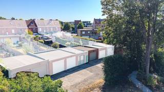 Cette belle maison de ville est située dans le centre d'Ypres. La maison dispose de 4 chambres, d'un jardin orienté sud-ouest et d'un garage spacieux à l'arrière. Vous bénéficiez d'un très bon emplacement à 5 minutes à pied de la Grand Place. Le garage spacieux est sans aucun doute une valeur ajoutée ! <br /><br />La propriété se compose de : <br />Rez-de-chaussée : <br />Hall d'entrée - Salon et salle à manger avec poêle à gaz - Cuisine avec évier, four, cuisinière à gaz avec hotte et réfrigérateur - Salle de bain avec lavabo et douche - Local technique avec branchements pour machine à laver - Toilettes - Véranda. <br /><br />Étage + 1 : 2 chambres <br /><br />Étage + 2 : 2 chambres <br /><br />Extérieur : terrasse orientée sud-ouest avec jardin avec abri de jardin - Grand garage isolé accessible par la route secondaire Basculestraat. <br /><br />GÉNÉRAL : <br />- Etiquette électronique EPC (points d'amélioration faciles possibles) <br />- Emplacement très central à Ypres<br />- Garage spacieux à l'arrière ! <br />- Jardin orienté sud-ouest <br />- Chauffage sur appareils de chauffage au gaz <br /><br /><br />Ce bien est soumis à l'obligation de rénovation imposée par le gouvernement flamand pour les bâtiments résidentiels (sauf en cas de démolition dans les 5 ans suivant l'achat). Pour plus d'informations, veuillez consulter le site web de l'Agence flamande de l'Énergie et du Climat via https://www.vlaanderen.be/een-woning-kopen/renovatieverplichting-voor-residentiele-gebouwen<br /><br />Registre des mesures: non